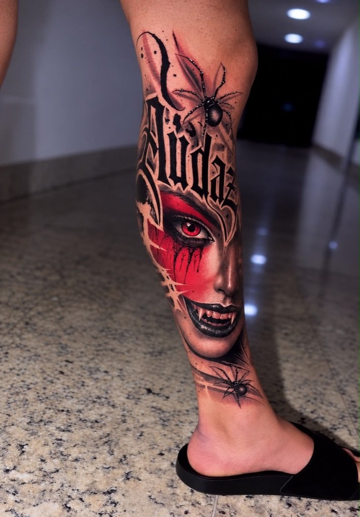Tatuagem trash polka de rosto feminino com a palavra Audaz na perna, feita por Lucas Mares Guia em Vila Velha