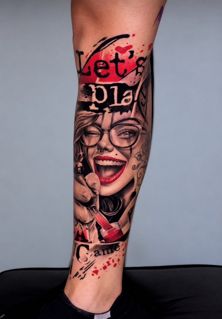 Tatuagem trash polka de mulher sorrindo com a frase Let's Play na perna, feita por Lucas Mares Guia em Vila Velha